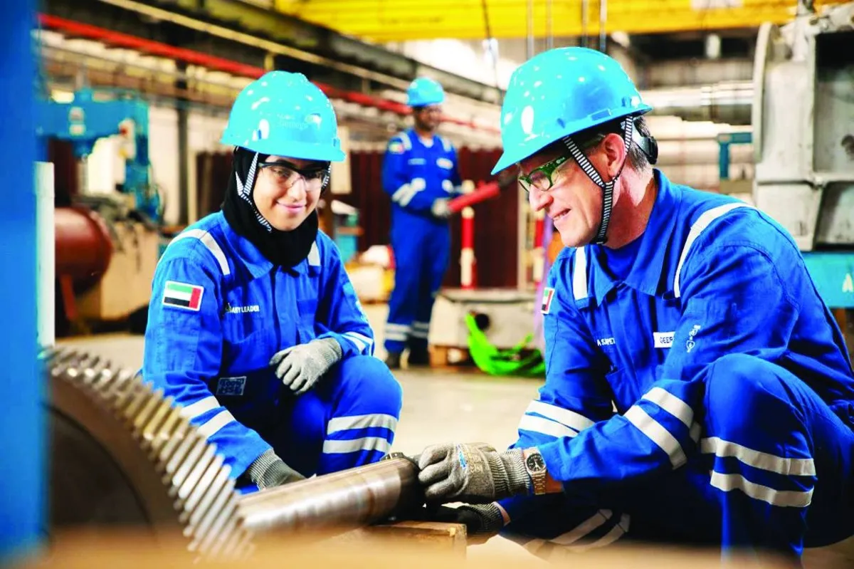 الإمارات تضيف 13% إلى قوتها العاملة.. والبطالة تهبط إلى 1.7%