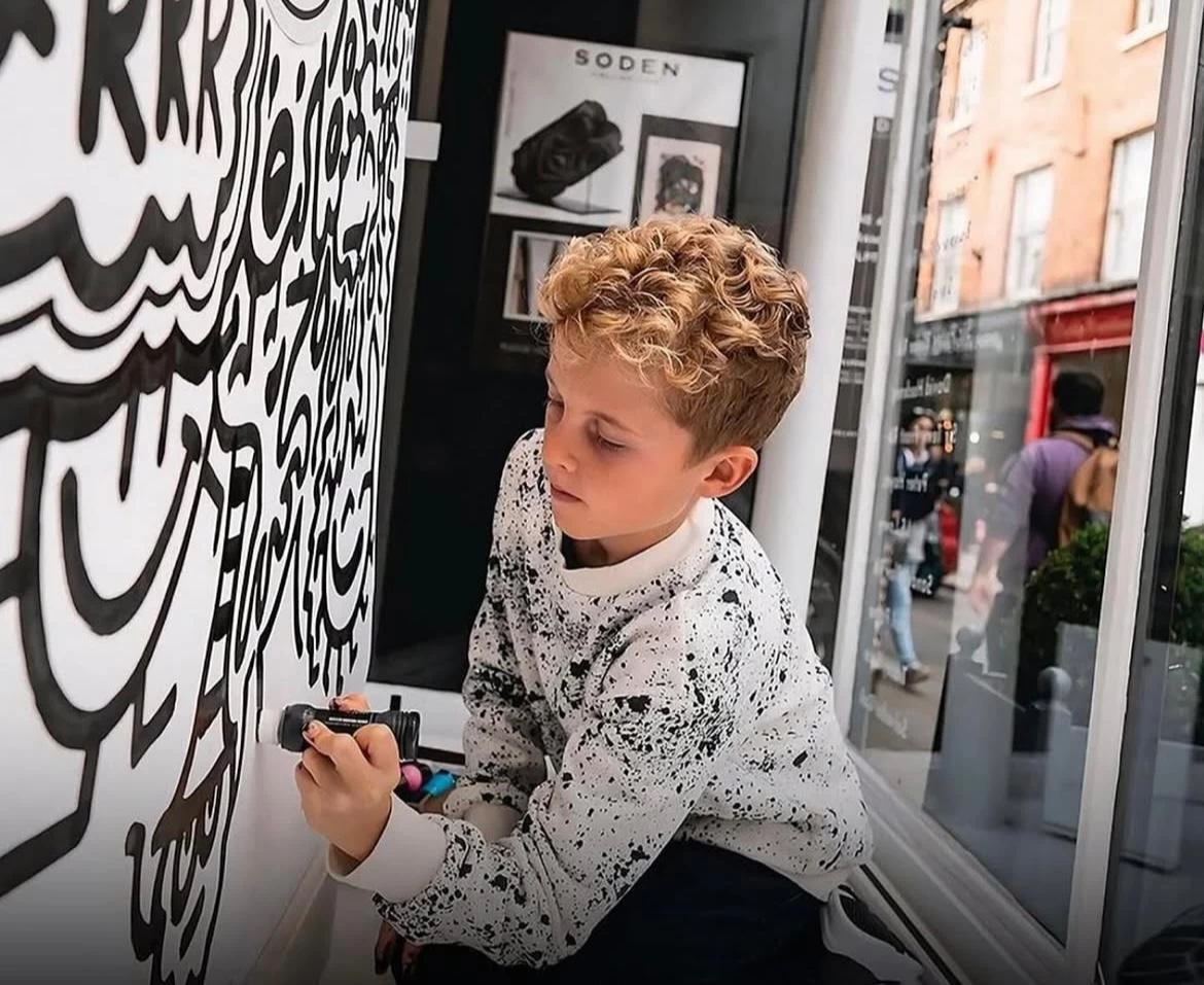 "دودل بوي".. من الرسم على جدران المدرسة إلى تصميم الغلاف الملكي البريطاني