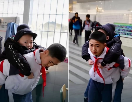 صديق يحمل صديقه من وإلى المدرسة كل يوم لمدة 6 سنوات