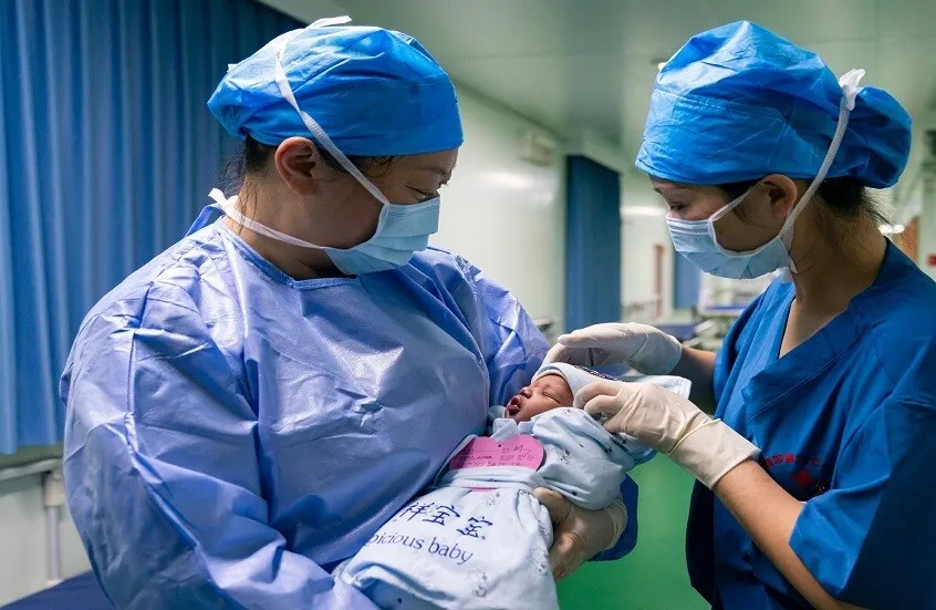 صينية في الستين تنجب طفلتها الثانية بعد عامين من ولادة ابنها